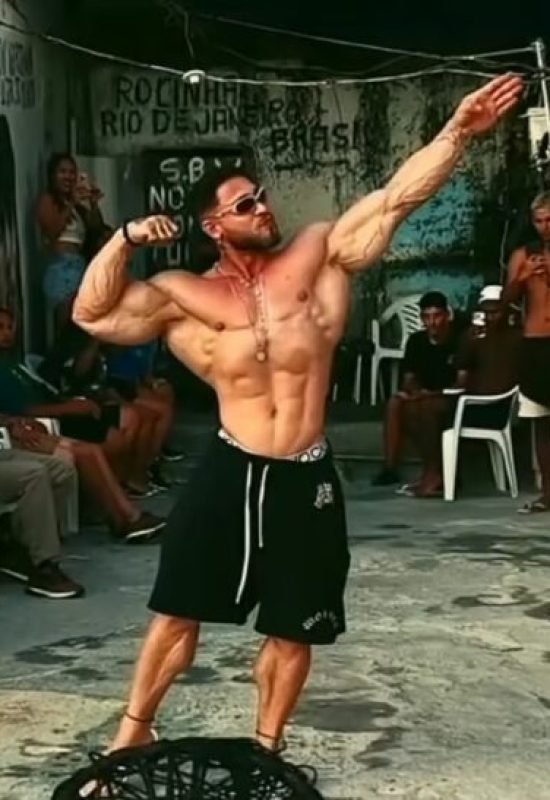 Ramon Dino posa em favela do Rio de Janeiro e ultrapassa 10 milhões de visualizações