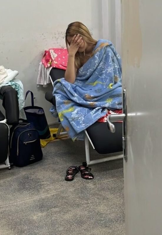 Adolescente com doença rara aguarda transferência em cadeira no Hospital do Juruá