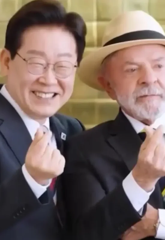 Lula faz gesto de “coração coreano” ao lado de presidente da Coreia do Sul