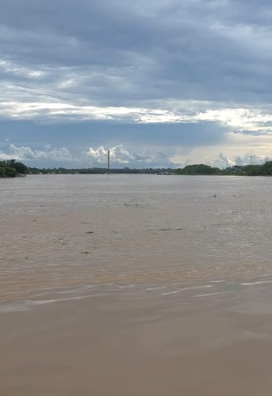 Rio Juruá em Cruzeiro do Sul dá sinais de vazante neste sábado (07/02); nível cai para cerca de 13,19 m segundo medições recentes