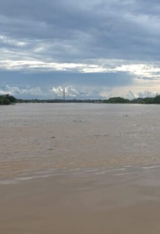 O nível do Rio Juruá segue acima da cota de alerta em Cruzeiro do Sul nesta quinta-feira (14), mantendo as autoridades em estado de monitoramento constante.