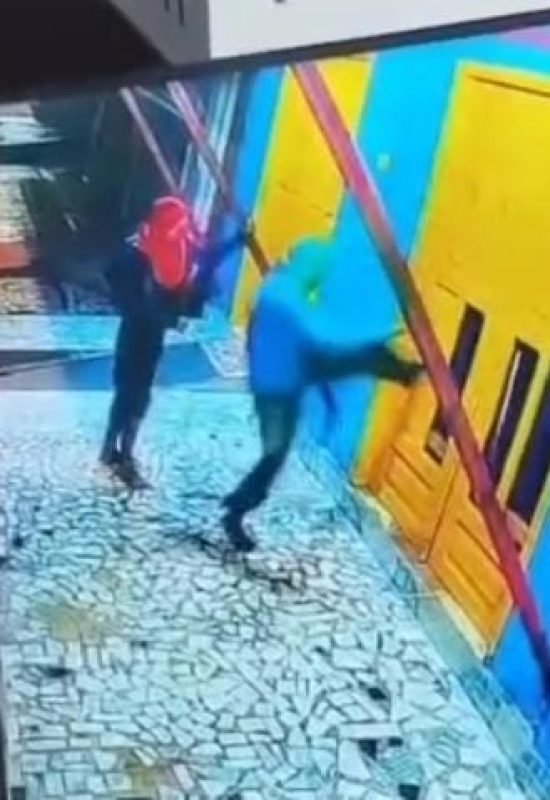 Quatro indivíduos encapuzados arrombam comércio e furtam diversos produtos em Tarauacá