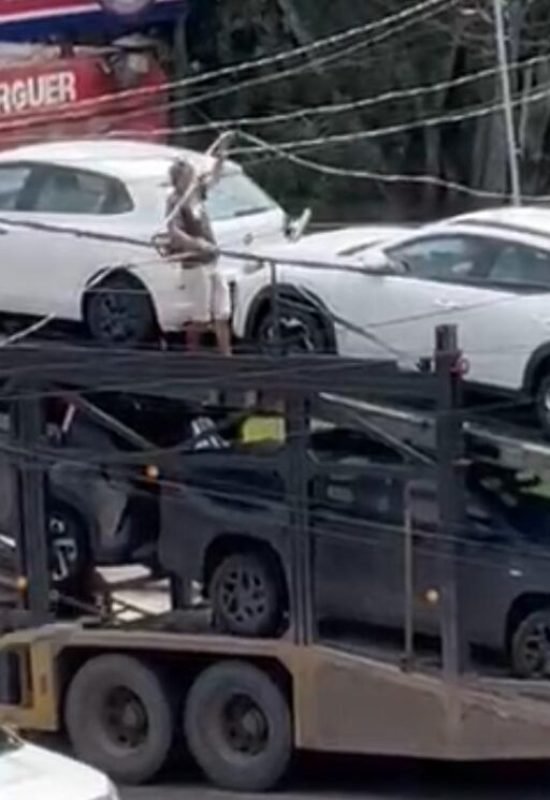 Caminhão atinge rede de fio e deixa fiação baixa em cruzamento de Cruzeiro do Sul