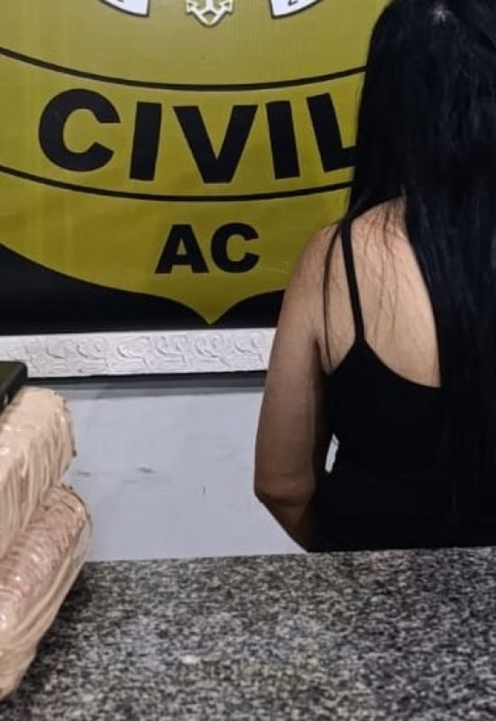 Mulher é presa com cerca de 2 kg de drogas dentro de van no interior do Acre