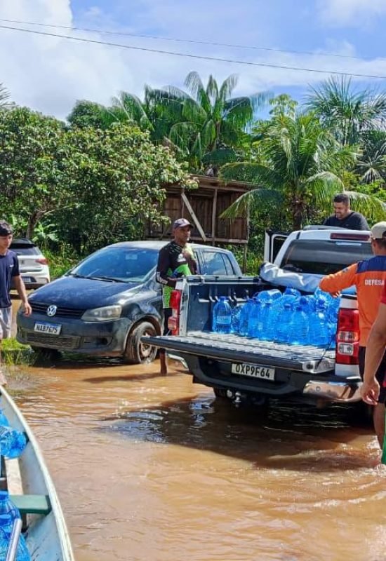 Prefeitura de Cruzeiro do Sul distribui água mineral para famílias atingidas pela cheia do rio Juruá