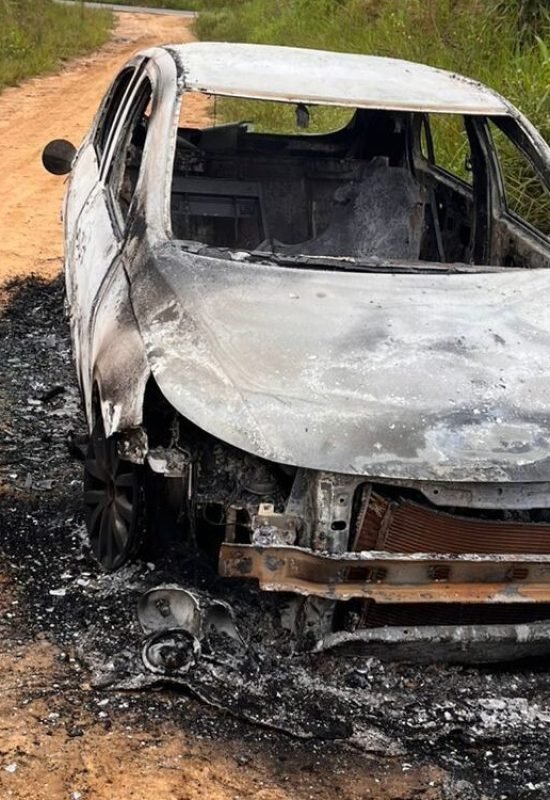 Duplo homicídio em Mâncio Lima: carro das vítimas é encontrado queimado em ramal