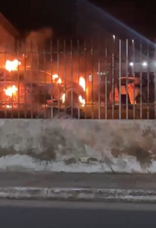 Viaturas desativadas são incendiadas em quartel de Mâncio Lima; PM fala em “afronte ao Estado”