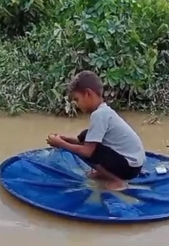 Em Cruzeiro do Sul, menino de 10 anos usa tampa de caixa d’água como canoa para ajudar no sustento da família