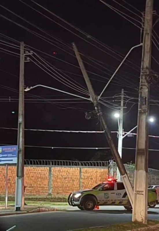 Caminhão baú arrasta fios e quase derruba poste em Cruzeiro do Sul; trânsito fica comprometido