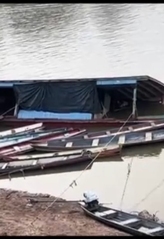 Balsa afunda às margens do Rio Juruá em Porto Walter, mas é retirada sem deixar feridos