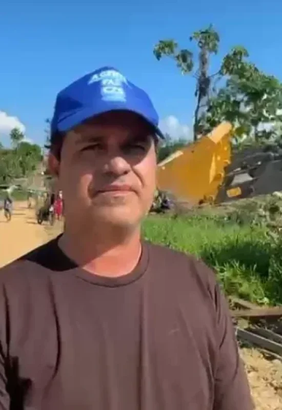Prefeitura notifica ocupantes e retira cercas de área destinada à construção de 100 casas populares em Cruzeiro do Sul