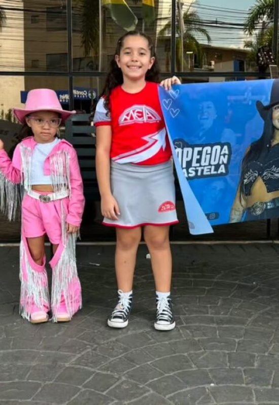 Fãs mirins lotam porta de hotel à espera de Ana Castela para show na Expoacre