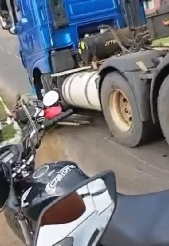 Motociclista é atropelado por carreta na Avenida São Paulo, em Cruzeiro do Sul; veja vídeo