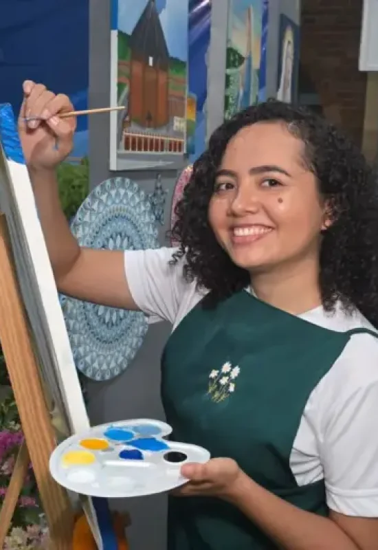Artista plástica Raíssa Alvarenga expõe suas obras na Feira de Negócios do Novenário em Cruzeiro do Sul