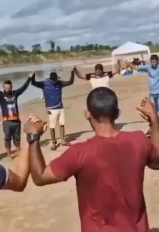 “Que Deus permita encontrá-lo”: grupo faz oração às margens do rio na busca por Davi, de 8 anos