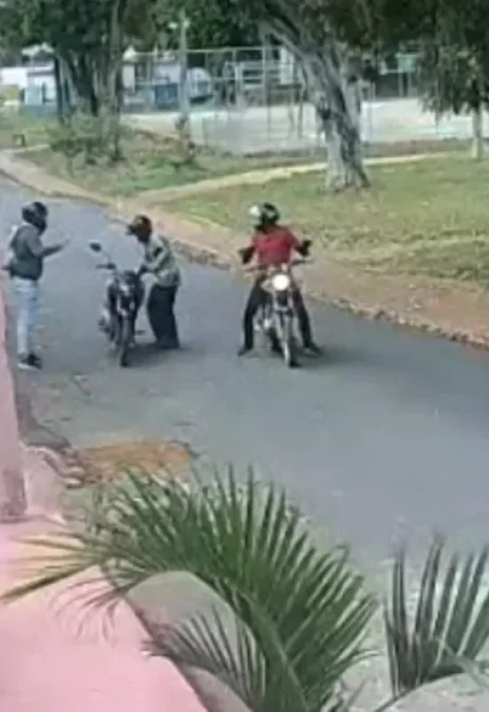 VÍDEO: No Acre, dupla em motocicleta rende trabalhador e rouba moto em via pública
