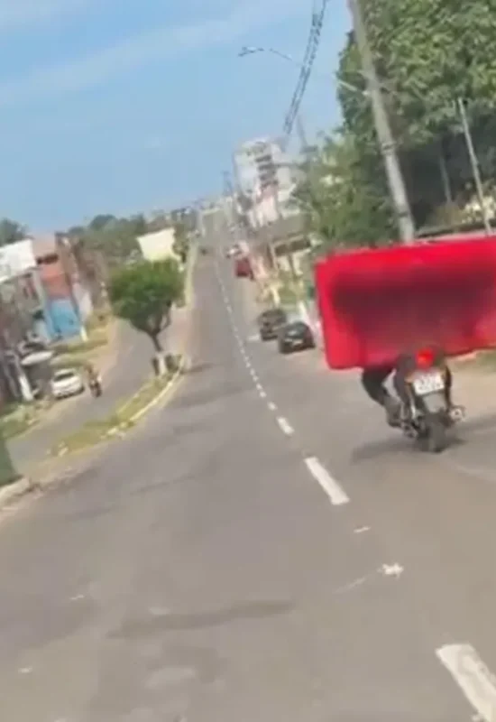 VÍDEO: Homem chama atenção ao transportar sofá na garupa de uma Crypton, em Cruzeiro do Sul