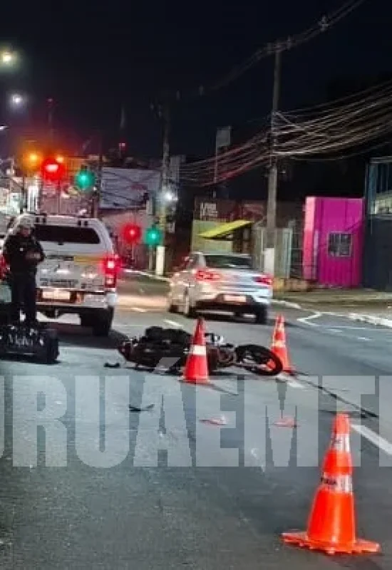 Atropelamento deixa homem em situação de rua e motociclista feridos