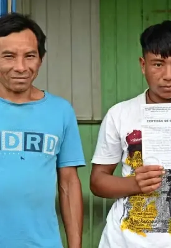 Indígena tira certidão de nascimento tardia aos 19 anos no Acre: ‘Quero estudar’, diz
