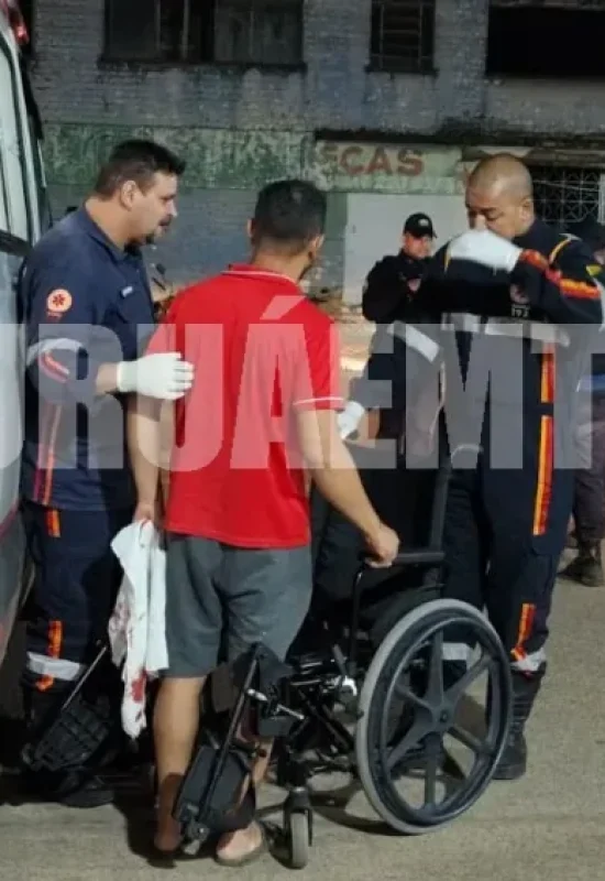 Motorista perde controle de Sandero, capota e cai em ribanceira de cinco metros na BR-364; veja vídeo