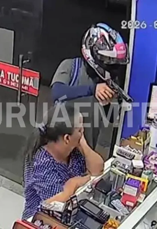 No Acre, câmera de segurança flagra criminoso armado assaltando drogaria