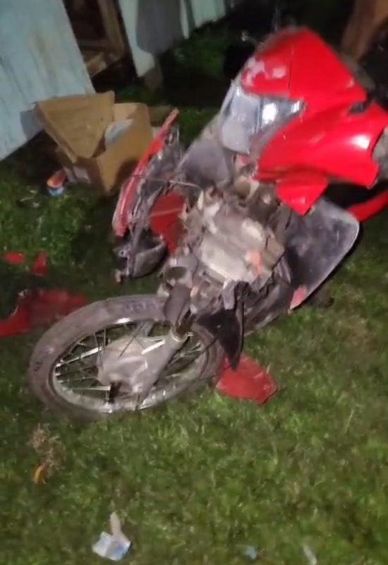 MOTOCICLETA FICA DESTRUÍDA APÓS ACIDENTE EM PORTO WALTER