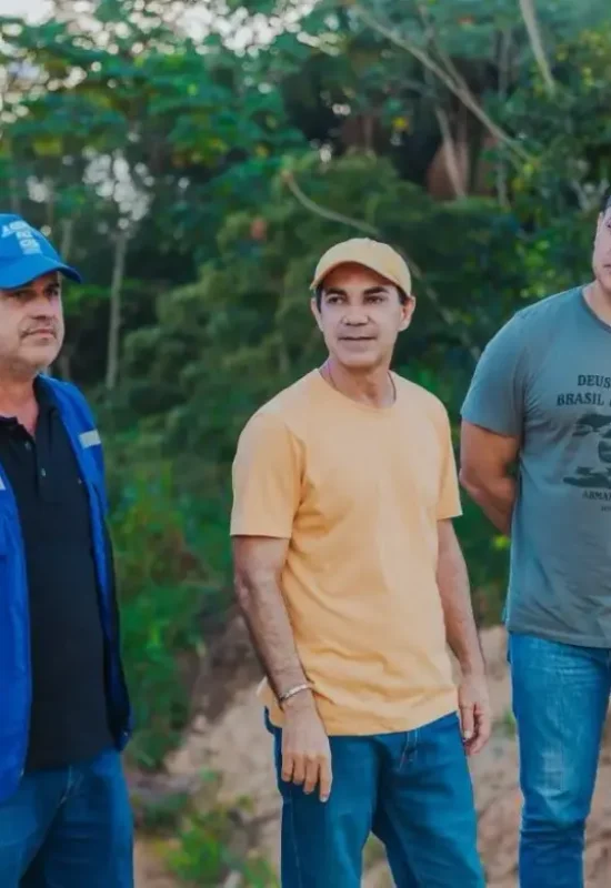 Zequinha acompanha recuperação de estrada que beneficia comunidades em Cruzeiro do Sul