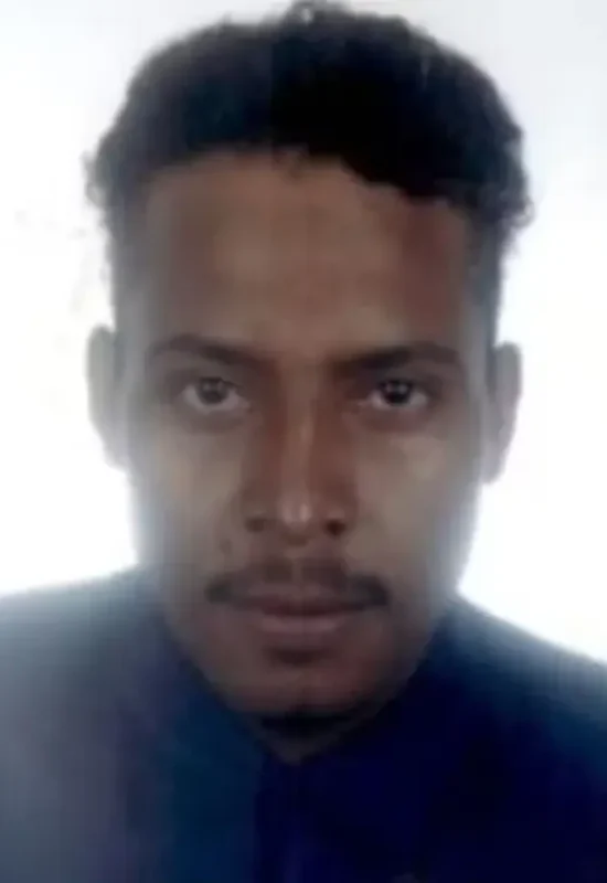 Homem mata esposa, atira nos filhos, foge em trator e morre em confronto
