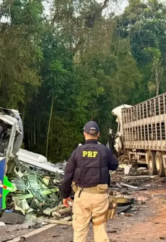 Acidente entre ônibus e caminhão mata 23 pessoas em estrada no Paraná
