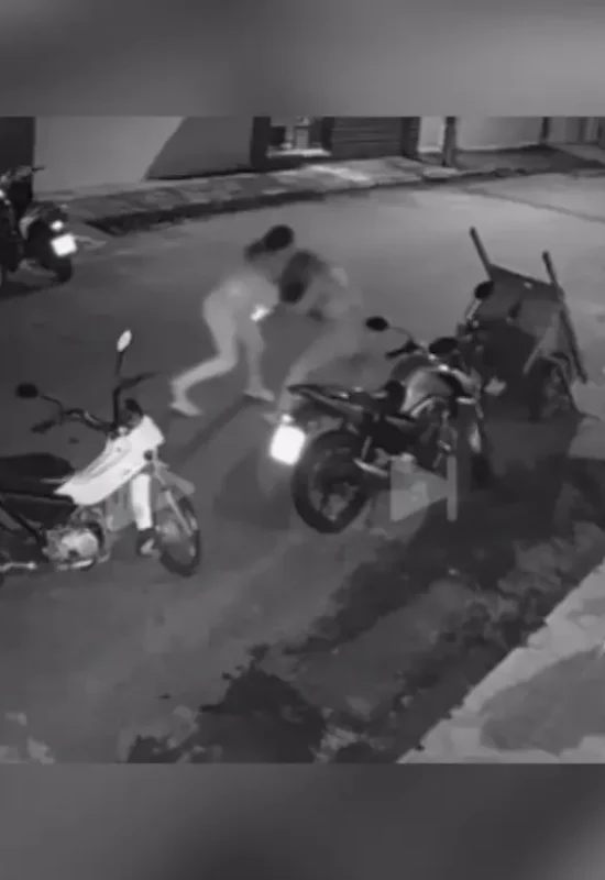 Enfermeira é esfaqueada por colega de trabalho em briga no meio da rua