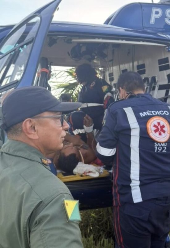 Vítima de traumatismo craniano é resgatada por equipe aérea após queda de árvore em Sena Madureira