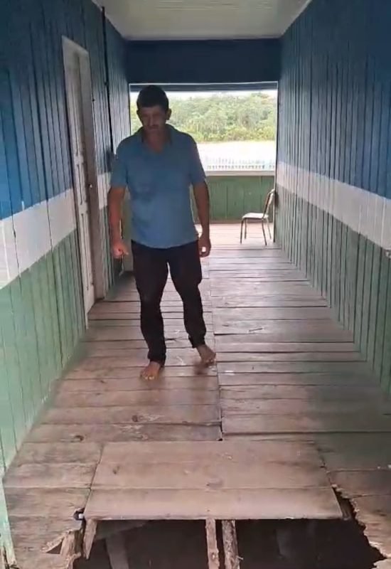 Crianças estão caindo em buracos: escola em comunidade de Porto Walter expõe cenário de abandono