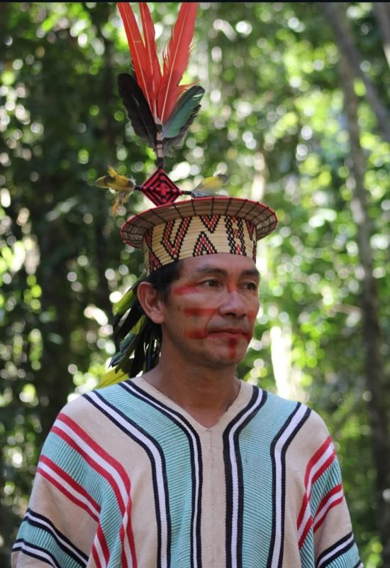 Líder indígena Benki Piyãko, do povo Ashaninka, recebe reconhecimento internacional pela paz