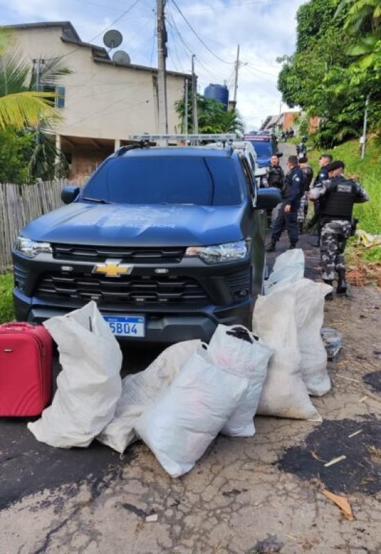 PM recupera roupas e objetos após roubo e furto em lojas de confecções em Cruzeiro do Sul