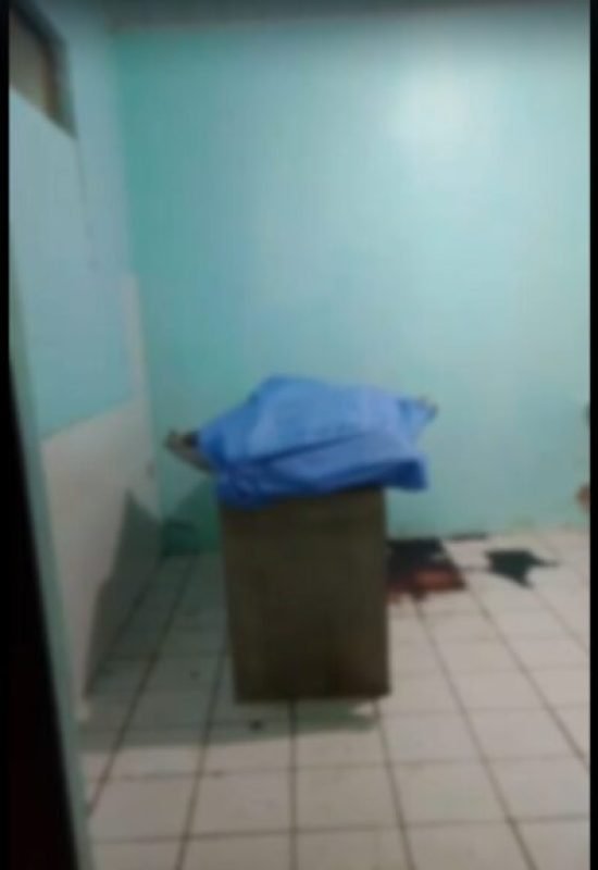 Família expõe corpo de jovem com sangue escorrendo em necrotério e denuncia: “Tem até varejeira”