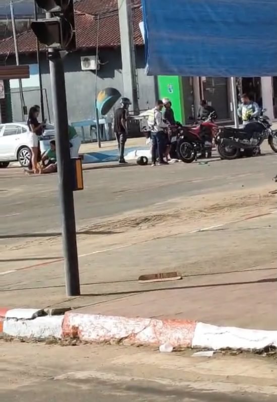 Acidente entre duas motocicletas é registrado no centro da cidade