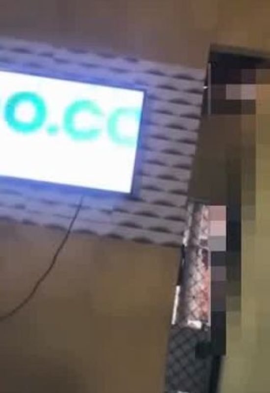 Mulher denuncia próprio pai por espionar ela e filha no banho; veja vídeo