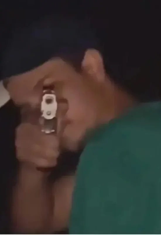 Homem que foi filmado ao atirar e matar namorada enfrenta novo júri