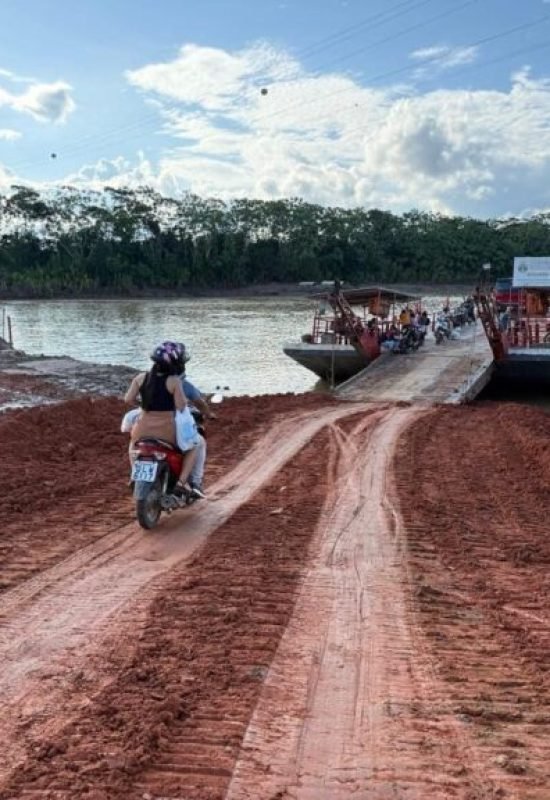 Baixa do Rio Juruá paralisa travessia de balsa entre Cruzeiro do Sul e Rodrigues Alves