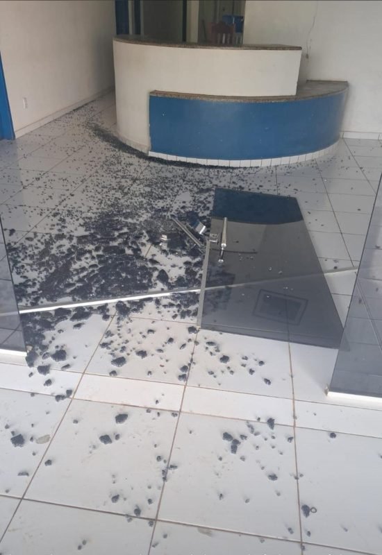 Promessa não cumprida? Indígenas quebram porta da Prefeitura de Porto Walter