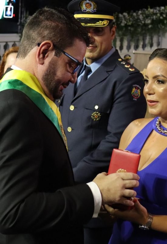Durante transição de Governo, Alana Albuquerque recebe medalha de honra ao mérito por avanços na defesa do consumidor no Acre