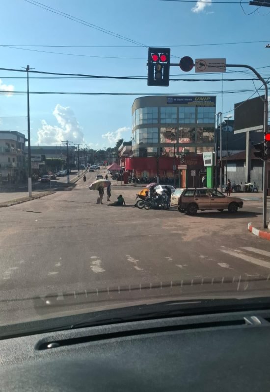 Acidente entre duas motocicletas é registrado no centro da cidade