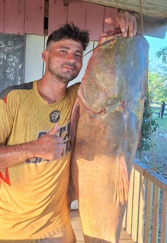 Pescador captura jaú gigante de 72 kg em rio no interior do Acre