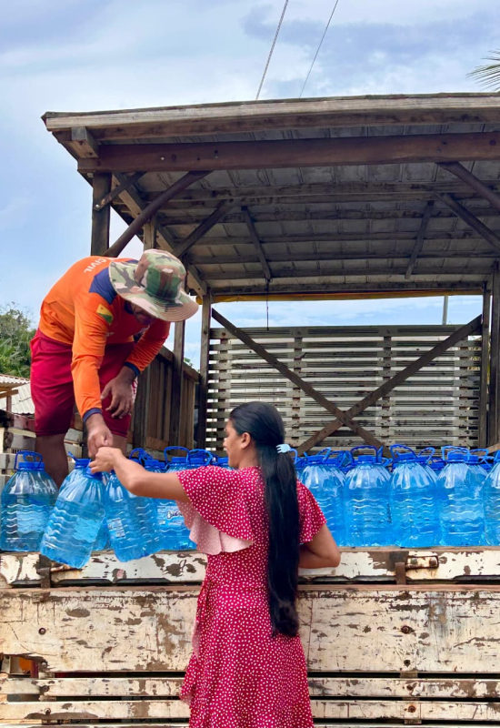 Prefeitura de Cruzeiro do Sul já distribuiu mais 4 mil galões de água potável para as famílias afetadas pela cheia do Rio Juruá