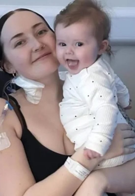 Jovem descobre câncer raro e incurável cinco meses após o parto