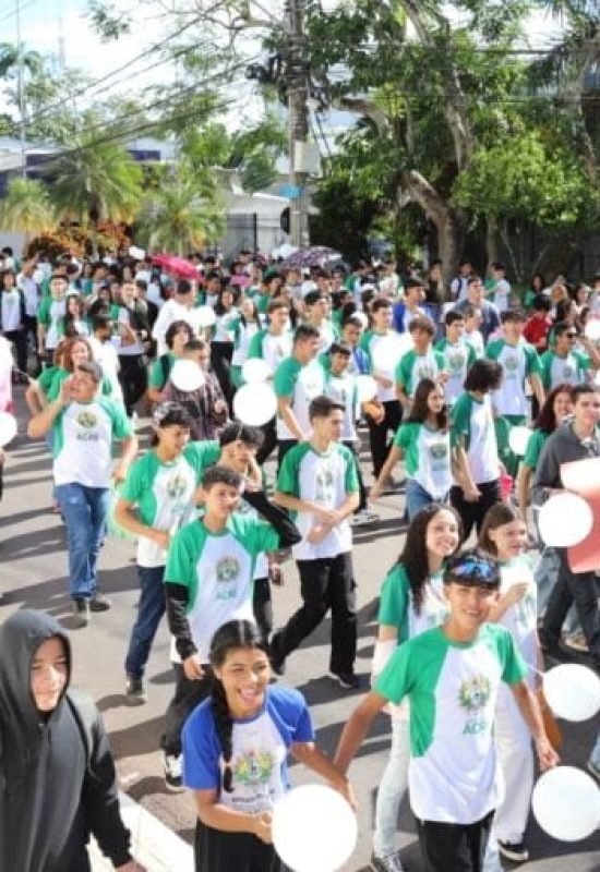 Educação do Acre encerra semana nacional da convivência escolar com caminhada pela paz