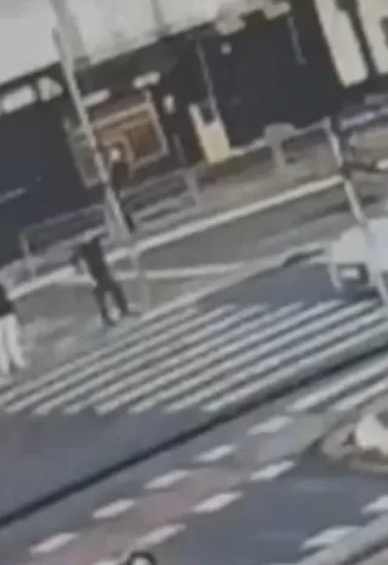 motorista avança sinal e mata pedreiro na faixa de pedestres