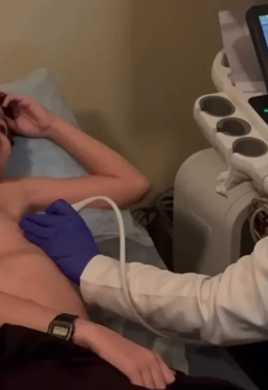 Mãe de Pedro e Tiago relata avanço da fraqueza muscular do filho e reforça campanha por tratamento