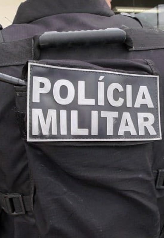 Homem é preso com drogas e arma branca após ameaçar policiais de morte